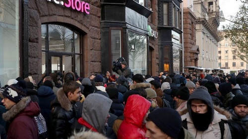 Цена в очереди за iPhone 11 достигает 400 тысяч рублей